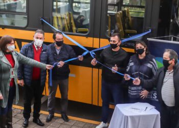 Novo ônibus escolar de Estrela é entregue