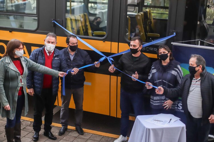 Novo ônibus escolar de Estrela é entregue