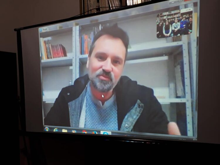 Alunos do interior entrevistam patrono da Feira do Livro em videoconferência