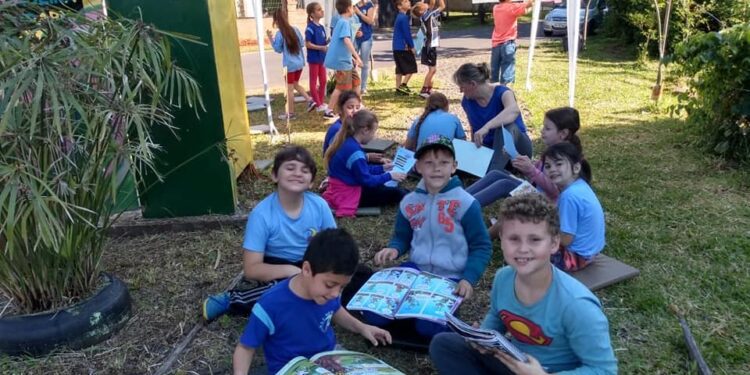 Esquina Literária movimenta alunos, familiares e moradores de bairro estrelense