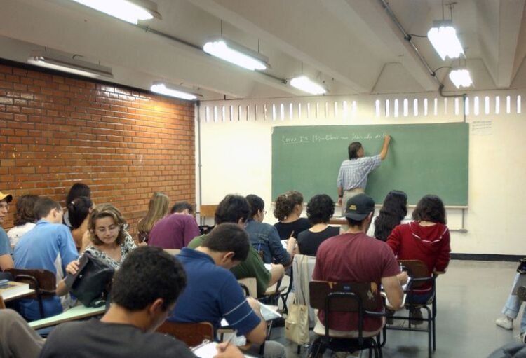 Pais se organizam para gastar menos com material escolar