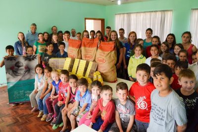 Escolas comemoraram a entrega (Foto: Divulgação)