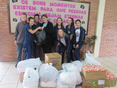  Representante do Clube de Mães 20 de Maio foi à escola receber os agasalhos arrecadados (Foto: Divulgação)
