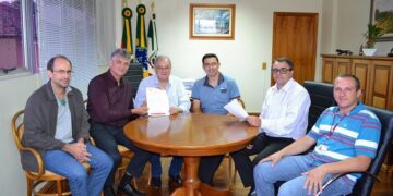 Dália entrega Carta de Compromisso a prefeituras e três confirmam área