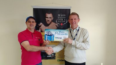 Jorge Adiar Anschau (e) recebeu o vale-presente das mãos do diretor-executivo do HOB, André Lagemann (Foto: Divulgação)