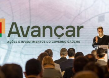 Prefeito de Cruzeiro do Sul entrega pedidos para o Programa Avançar na Agricultura