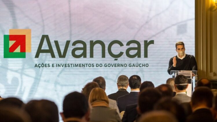 Prefeito de Cruzeiro do Sul entrega pedidos para o Programa Avançar na Agricultura