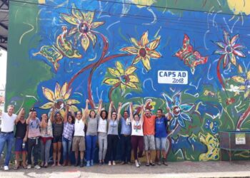 Mural colorido realizado pelos usuários do Caps Ad é concluído