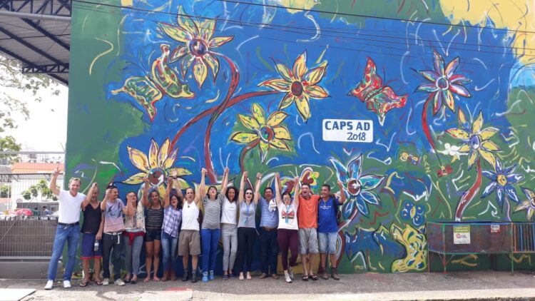 Mural colorido realizado pelos usuários do Caps Ad é concluído