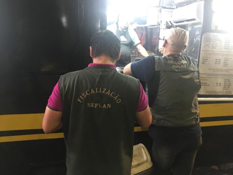 Décima operação integrada do Pacto Lajeado pela Paz fiscaliza food trucks em Lajeado