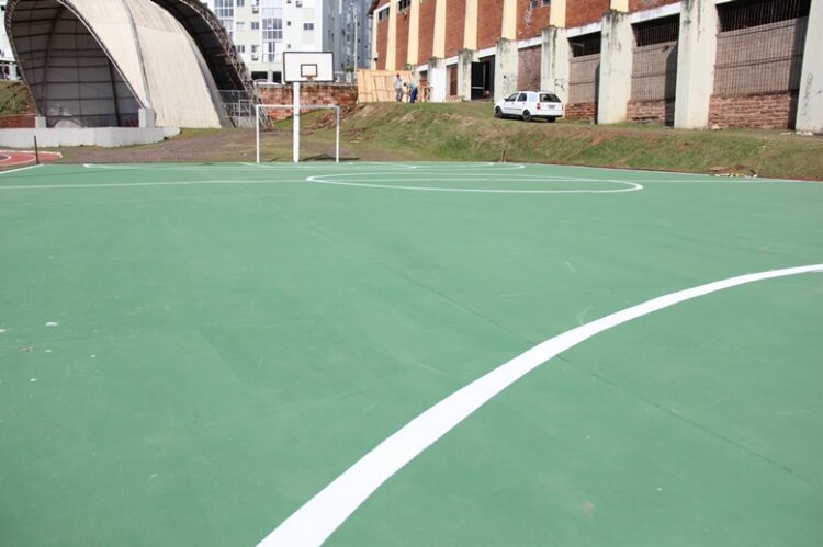 Quadra poliesportiva do Parque dos Dick recebe reformas