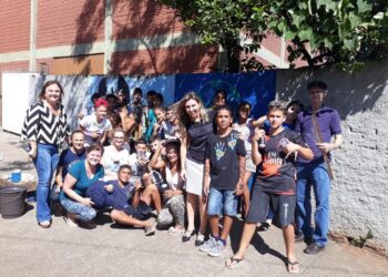 Alunos da EMEF Francisco Oscar Karnal (FOK) usam arte e criatividade para embelezar muros da escola