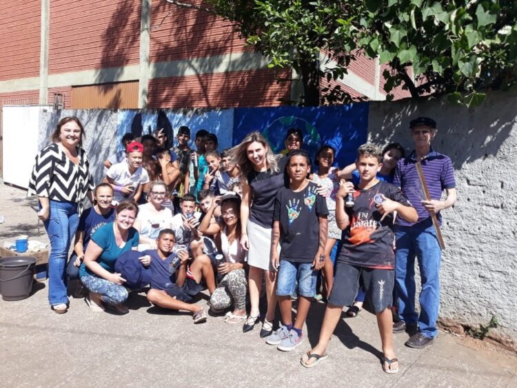 Alunos da EMEF Francisco Oscar Karnal (FOK) usam arte e criatividade para embelezar muros da escola
