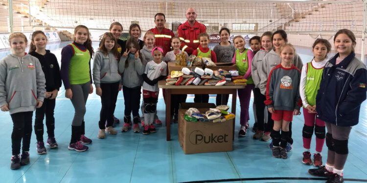 Bombeiros Voluntários de Teutônia recebem doação de alimentos arrecadados em competição de mini vôlei