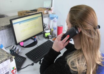 Idosos e pessoas com deficiência podem agendar consultas de saúde por telefone
