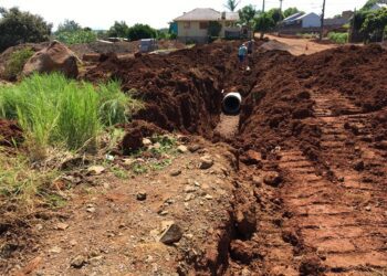 Obras de terraplenagem e drenagem são executadas na Rua 1º de Maio em Lajeado