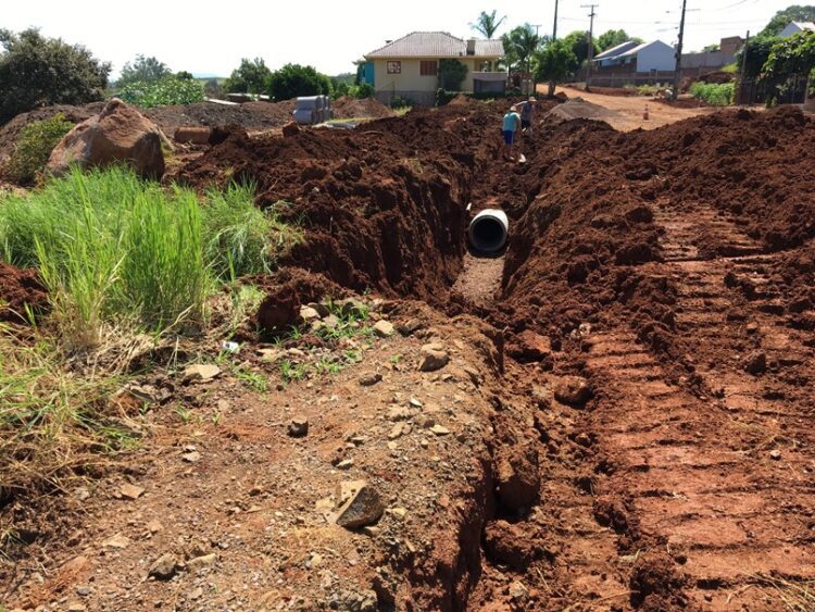 Obras de terraplenagem e drenagem são executadas na Rua 1º de Maio em Lajeado