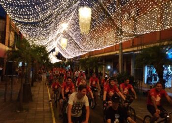 Passear de bicicleta por vias decoradas é a sugestão do Natal em Estrela