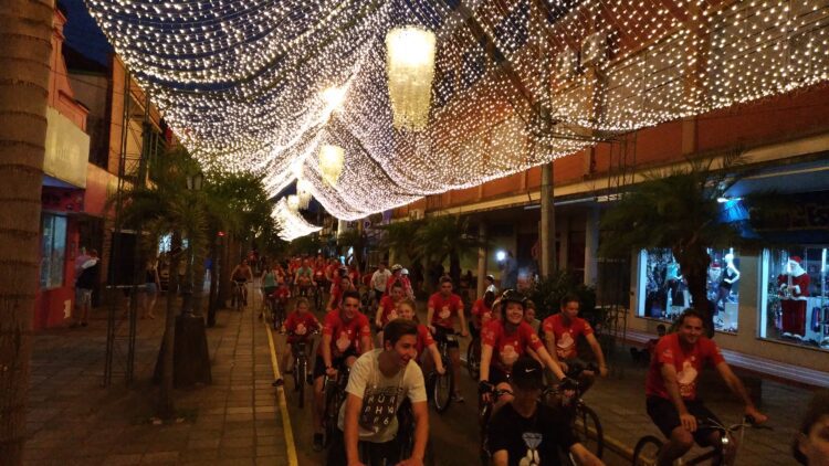 Passear de bicicleta por vias decoradas é a sugestão do Natal em Estrela