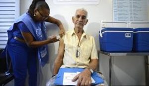 A meta do governo é vacinar 80% dos grupos prioritários até a próxima sexta-feira (Foto: Tânia Rêgo/Agência Brasil)