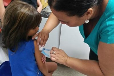 Cerca de 47 milhões de crianças e adolescentes estão convocados para atualizar a caderneta de vacina (Foto: Sumaia Villela/Agência Brasil)