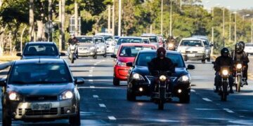 Uso do farol baixo em rodovias é obrigatório a partir de hoje