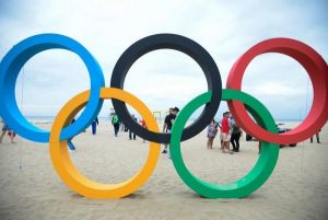 Escultura dos arcos olímpicos, simbolizando os 5 continentes, na Praia de Copacabana (Foto: Tomaz Silva/Agência Brasil)