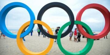 Copacabana ganha escultura de arcos olímpicos a duas semanas dos Jogos