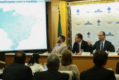Brasília - O ministro da Saúde, Ricardo Barros, apresenta os resultados das medidas adotadas nos últimos três meses que visam garantir o atendimento à população (Foto: Elza Fiuza/Agência Brasil)