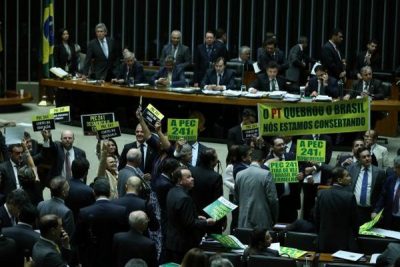 O texto da PEC 241-16 foi aprovado em primeiro turno e precisa passar por nova votação no plenárioFabio Rodrigues Pozzebom/Agência Brasil)