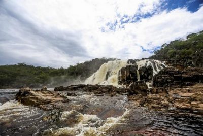 Cachoeira no Parque Nacional da Chapada dos Veadeiros, em Goiás (Foto: Marcelo Camargo/Arquivo/Agência Brasil)