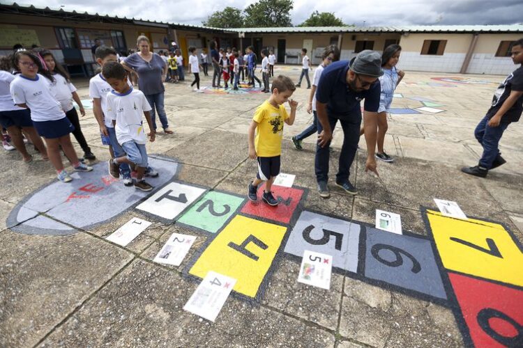 Brasil amplia investimento em educação infantil, diz OCDE