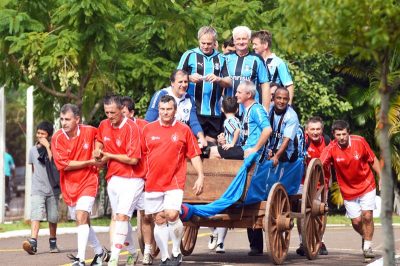 Castigo aos perdedores de cada clássico, de puxar numa carroça os vencedores num passeio pelo Parque, segue como atração dos grenais (Foto: Arquivo/Prefeitura de Estrela)