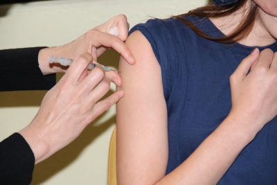 Meninas já foram vacinadas pelo HPV em 2014 e 2015 (Foto: arquivo/Prefeitura) 
