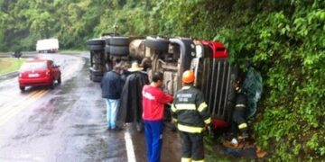 Em Pouso Novo, motorista sofre acidente e fica preso nas ferragens