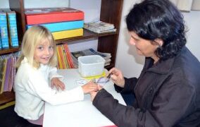 Alunos têm sessões de manicure e ganham corte de cabelo