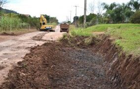 Obra de asfaltamento em Nova Santa Cruz segue em ritmo acelerado