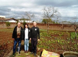 Servidores penitenciários responsáveis pela horta: Joel Führ, Andrea Minozzo e Rogério Tatsch (Foto: Divulgação)