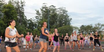 Primeira sessão do Ginástica no Parque movimenta dezenas