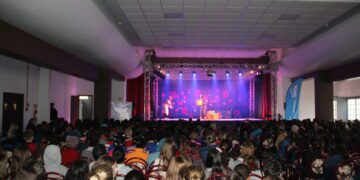 Gargalhadas em teatro para alunos