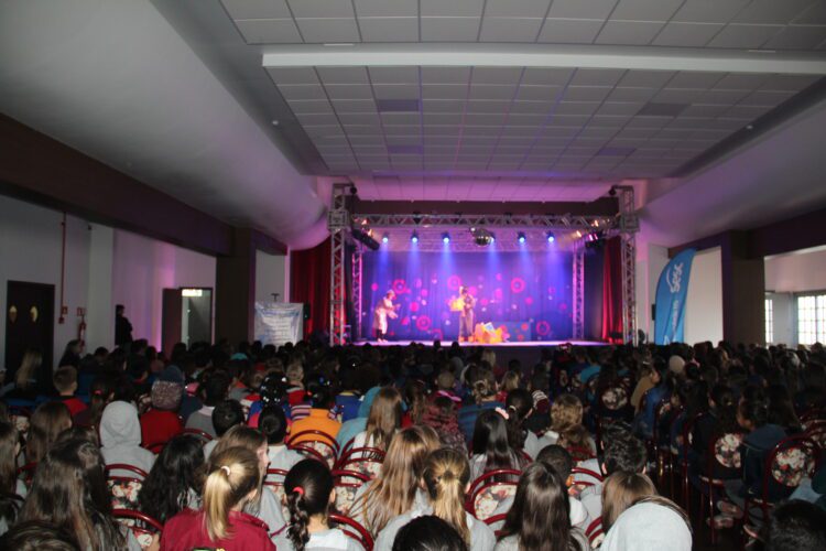 Gargalhadas em teatro para alunos