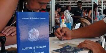 Retrato da crise: vagas de trabalho abertas no país não ultrapassam um salário mínimo