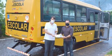 Imigrante recebe novo ônibus escolar