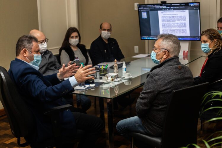 Schneider recebe secretário Busato