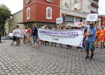 Caminhada pela Rua Júlio de Castilhos marca o Dia da Mulher em Lajeado