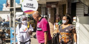 Máscaras e isolamento continuam essenciais, dizem especialistas