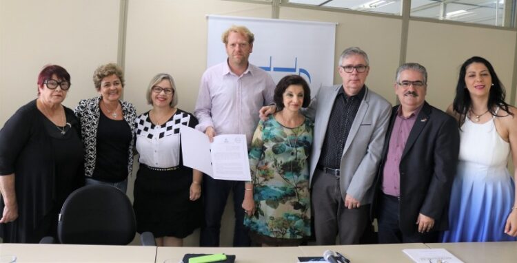 Documento que institui Referencial Curricular Gaúcho é entregue às entidades educacionais