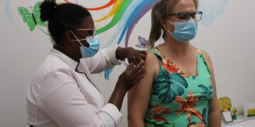 Enfermeira recebe a primeira dose da vacina CoronaVac