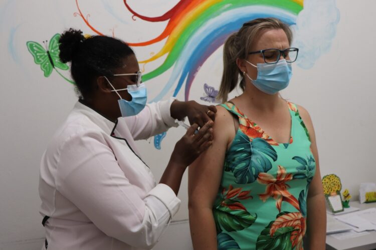 Enfermeira recebe a primeira dose da vacina CoronaVac