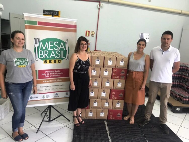 Rotary Club de Lajeado Integração entrega alimentos arrecadados na Aldeia do Papai Noel